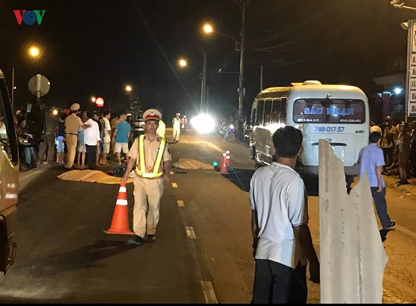 2 vợ chồng ở bình định tử vong khi va chạm với xe tải hình 2 2 vo chong o binh dinh tu vong khi va cham voi xe tai hinh 2