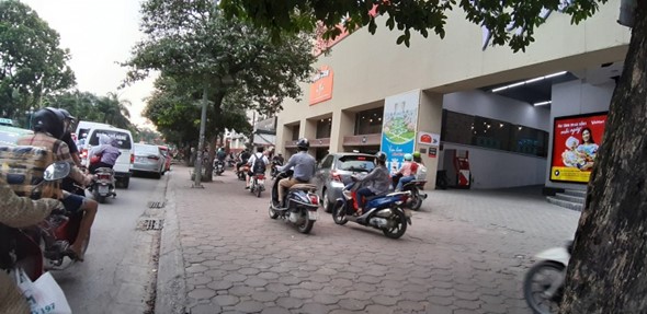 Vỉa hè Hoàng Quốc Việt biến thành lòng đường via he hoang quoc viet bien thanh long duong