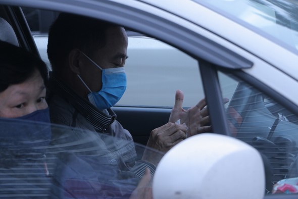 Tài xế khử khuẩn xe, cho hành khách dùng nước rửa tay khô, đeo khẩu trang phòng dịch nCoV tai xe khu khuan xe cho hanh khach dung nuoc rua tay kho va deo khau trang de phong dich ncov