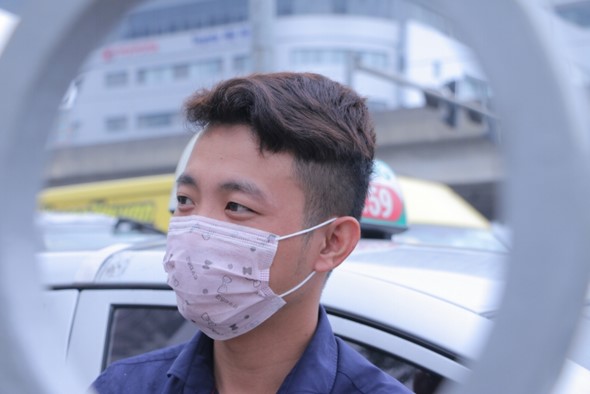 Tài xế khử khuẩn xe, cho hành khách dùng nước rửa tay khô, đeo khẩu trang phòng dịch nCoV tai xe khu khuan xe cho hanh khach dung nuoc rua tay kho va deo khau trang de phong dich ncov