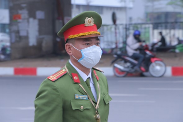 Tài xế khử khuẩn xe, cho hành khách dùng nước rửa tay khô, đeo khẩu trang phòng dịch nCoV tai xe khu khuan xe cho hanh khach dung nuoc rua tay kho va deo khau trang de phong dich ncov