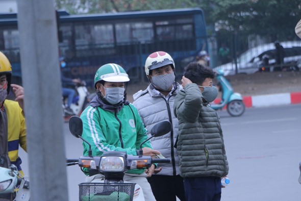 Tài xế khử khuẩn xe, cho hành khách dùng nước rửa tay khô, đeo khẩu trang phòng dịch nCoV tai xe khu khuan xe cho hanh khach dung nuoc rua tay kho va deo khau trang de phong dich ncov