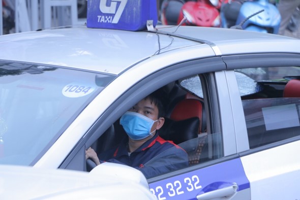 Tài xế khử khuẩn xe, cho hành khách dùng nước rửa tay khô, đeo khẩu trang phòng dịch nCoV tai xe khu khuan xe cho hanh khach dung nuoc rua tay kho va deo khau trang de phong dich ncov