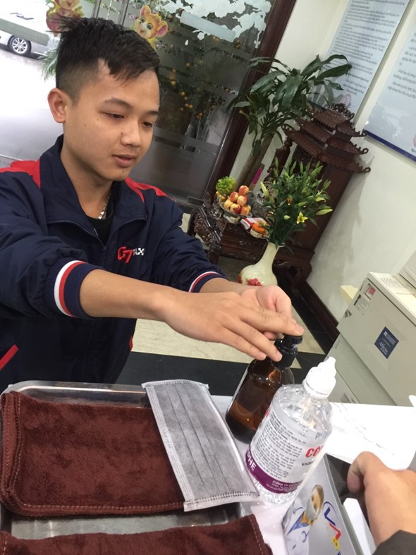 Tài xế khử khuẩn xe, cho hành khách dùng nước rửa tay khô, đeo khẩu trang phòng dịch nCoV tai xe khu khuan xe cho hanh khach dung nuoc rua tay kho va deo khau trang de phong dich ncov