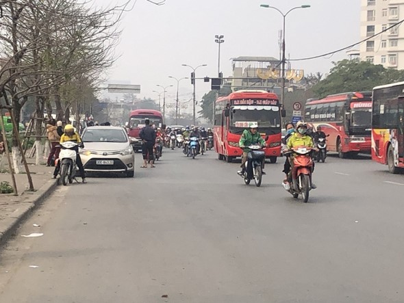 Hàng loạt xe khách “ăn khách” trên đường Giải Phóng hang loat xe khach an khach tren duong giai phong