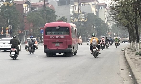 Hàng loạt xe khách “ăn khách” trên đường Giải Phóng hang loat xe khach an khach tren duong giai phong