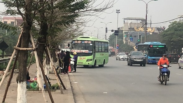 Hàng loạt xe khách “ăn khách” trên đường Giải Phóng hang loat xe khach an khach tren duong giai phong