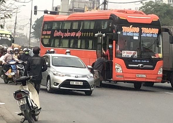 Hàng loạt xe khách “ăn khách” trên đường Giải Phóng hang loat xe khach an khach tren duong giai phong