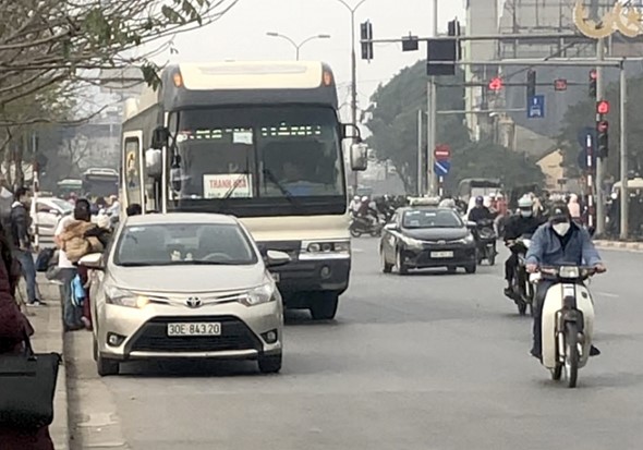 Hàng loạt xe khách “ăn khách” trên đường Giải Phóng hang loat xe khach an khach tren duong giai phong