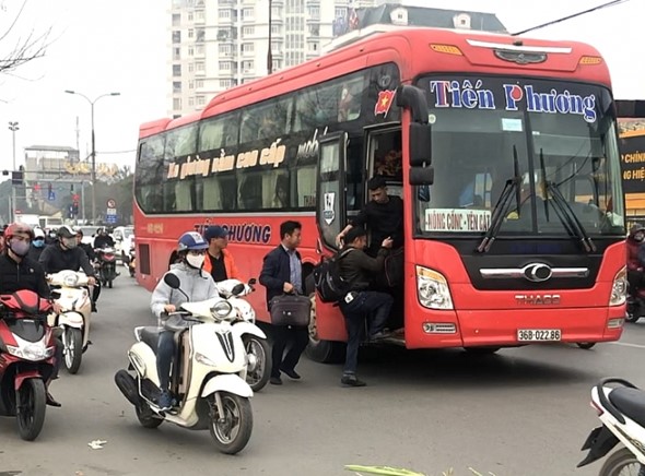 Hàng loạt xe khách “ăn khách” trên đường Giải Phóng hang loat xe khach an khach tren duong giai phong
