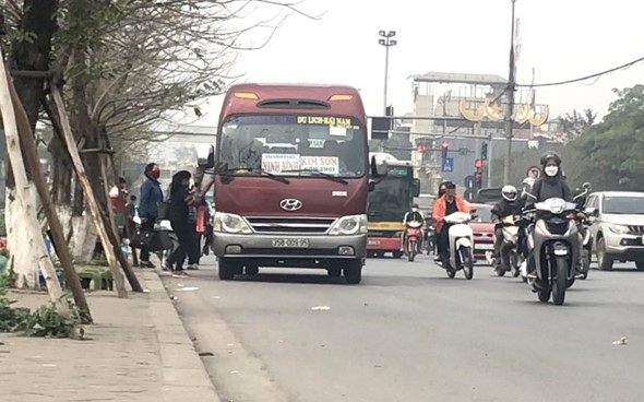 Hàng loạt xe khách “ăn khách” trên đường Giải Phóng hang loat xe khach an khach tren duong giai phong