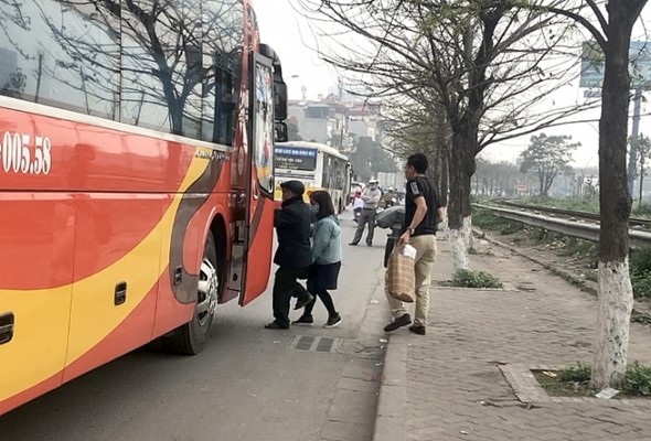 Hàng loạt xe khách “ăn khách” trên đường Giải Phóng hang loat xe khach an khach tren duong giai phong
