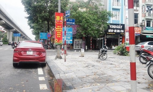 Nhiều xe ô tô dừng, đỗ tràn lan bất chấp biển cấm nhieu xe o to dung do tran lan bat chap bien cam