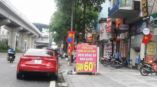 Nhiều xe ô tô dừng, đỗ tràn lan bất chấp biển cấm nhieu xe o to dung do tran lan bat chap bien cam
