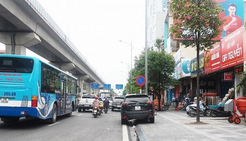 Nhiều xe ô tô dừng, đỗ tràn lan bất chấp biển cấm nhieu xe o to dung do tran lan bat chap bien cam