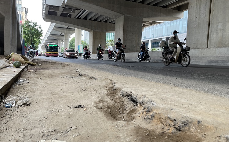 Tuyến Đường Hồ Tùng Mậu - Xuân Thủy: Hư Hỏng, Chắp Vá, Mất An Toàn Giao  Thông