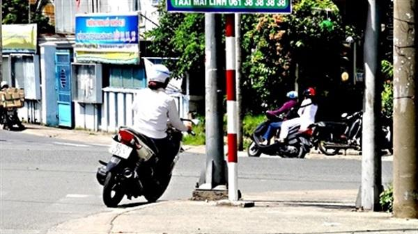 Mức phạt phương tiện giao thông chuyển hướng không xi nhan năm 2024