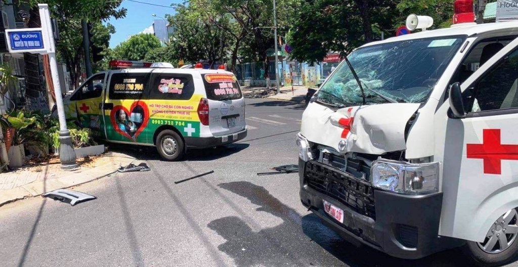 Tai nạn giao thông mới nhất hôm nay 25/8: Hai xe cấp cứu đâm nhau tại Đà Nẵng khiến một người tử vong