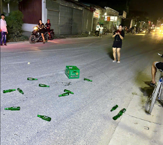 Hà Giang: Khởi tố nhóm thanh thiếu niên phóng xe ném chai bia vào người ...