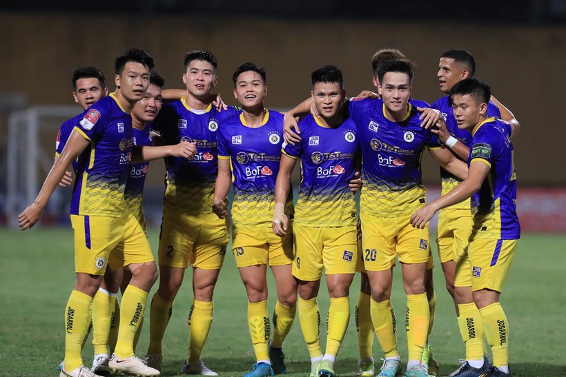 Hanoi FC interacts with fans, showing high determination at AFC Champions  League 2023/24 