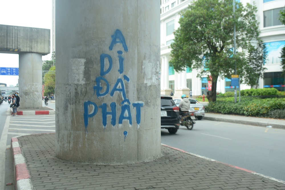 Biểu ngữ “A di đà phật” xuất hiện dày đặc trên đường phố: Truyền ...