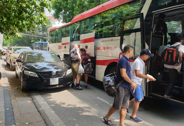 Xe khách: Đặt chân tới mọi nơi một cách tiện lợi và an toàn hơn với dịch vụ xe khách chất lượng cao. Cùng trải nghiệm những hành trình dài và tuyệt vời.