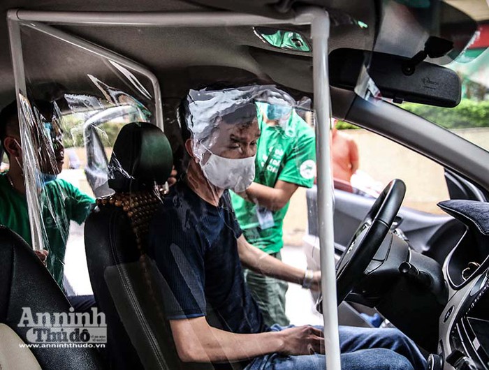 Taxi công nghệ ở Hà Nội lắp vách ngăn phòng Covid-19: Có thực sự ...