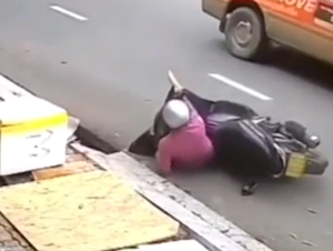 Xe máy lao xuống rãnh sâu bên đường, người phụ nữ ngã lộn nhào