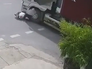 Cô gái đi xe máy lao thẳng vào gầm xe container