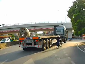 Khoảnh khắc xe đầu kéo chuyển hướng cẩu thả, suýt cán vào người đi xe đạp
