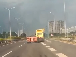 Tài xế container lạng lách, đánh võng trên cao tốc gây nguy hiểm