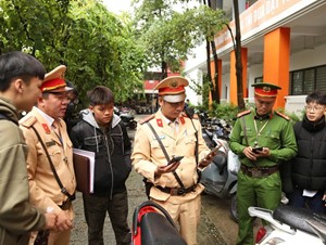 Đồng loạt kiểm tra việc chấp hành luật giao thông của học sinh 