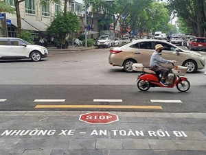 Thí điểm sơn biển báo “Dừng lại” trên các tuyến đường nhánh ra đường chính