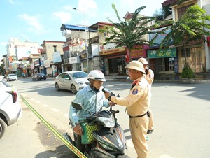 Kiểm tra đầu giờ sáng, phát hiện nhiều tài xế vi phạm nồng độ cồn