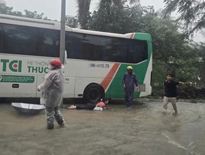 Rò rỉ điện tại ngã nút giao Tú Mỡ - Phạm Hùng 