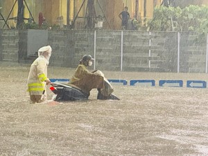 Hà Nội: 29 điểm ngập sâu, phương tiện không thể di chuyển qua