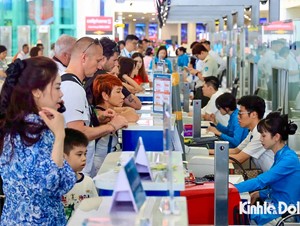 Hành khách tấp nập tới Sân bay Nội Bài trước kỳ nghỉ lễ 30/4 – 1/5