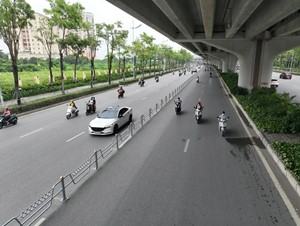 Dựng dải phân cách phân làn đường Võ Chí Công và Phạm Văn Đồng