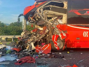 Tạm giữ tài xế container trong vụ tai nạn trên cao tốc khiến 2 người tử vong