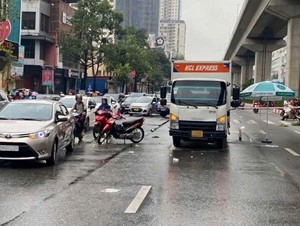 Người phụ nữ tử vong dưới gầm xe tải ở Hà Đông