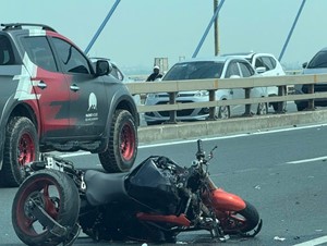 Người nước ngoài tử vong cạnh mô tô phân khối lớn trên cầu Nhật Tân