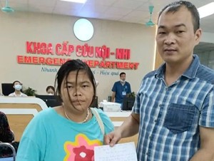 Hà Nội: phụ xe buýt ứng trước viện phí đưa hành khách đi cấp cứu 