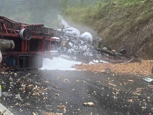 Gia Lai: sau va chạm với xe tải, xe đầu kéo bốc cháy dữ dội 