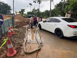 Đường 312 bị sụt, lún mất an toàn do thi công kênh dẫn nước