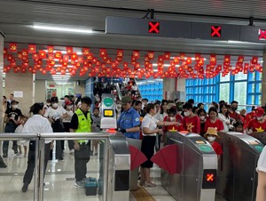 Hà Nội: Tàu điện đông nghịt hành khách đi xem hợp luyện diễu binh, diễu hành