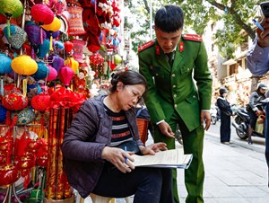 Hà Nội: ra quân dỡ mái che, dọn dẹp vỉa hè trả lại đường cho người đi bộ