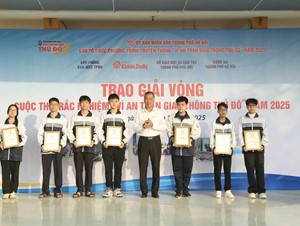 Trao giải vòng Cuộc thi trắc nghiệm "Vì An toàn giao thông Thủ đô trên Internet" năm 2025