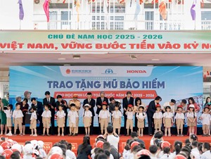 Trao 1,8 triệu mũ bảo hiểm cho học sinh tiểu học
