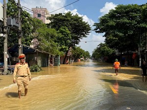 Tổ chức giao thông qua đoạn ngập úng trên quốc lộ 3