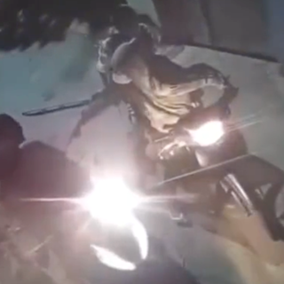 Hà Nội: Nhóm đối tượng dùng hung khí chặn người đi đường lúc nửa đêm